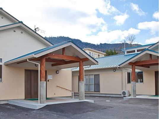 広々としたエントランス前