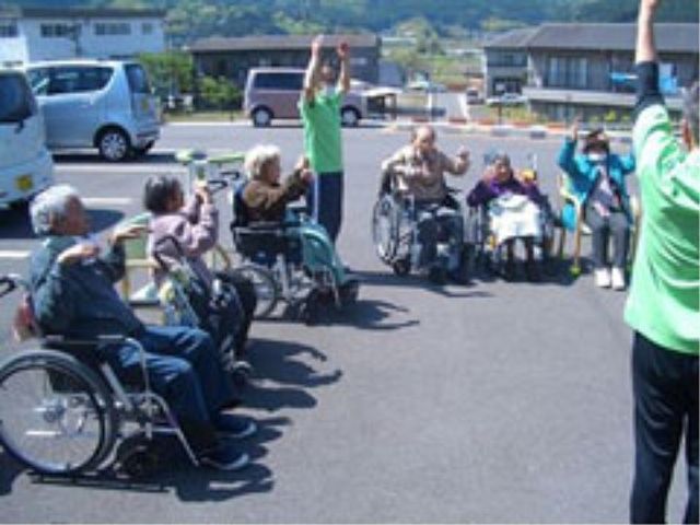 屋外で行われるレクリエーション イベント 充実したレクリエーションを楽しむ姿が伺えます。晴れた日には外へ出て、心身ともに活性化する時間を過ごせる環境が整っています。