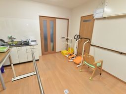 機能訓練室内の器具と家具