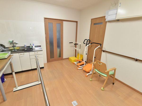 機能訓練室内の器具と家具