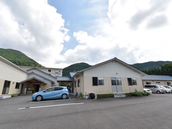 エントランスと駐車場の外観