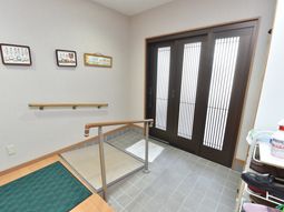 廊下の手すりと玄関