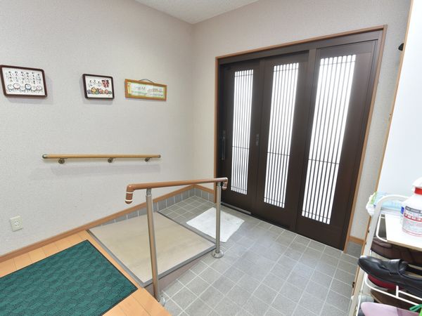 廊下の手すりと玄関