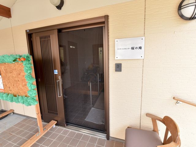 入口付近の様子 玄関 車椅子でも安心して通れる幅広のエントランスが備わり、あたたかみのある歓迎感を提供しています。