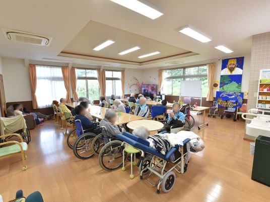 明るい共有スペースの居室