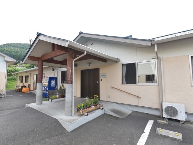 居心地の良いエントランス 外観 清潔感あふれる入口は、訪れる人々を暖かく迎え入れます。緑に囲まれた静かな環境で働ける場所です。