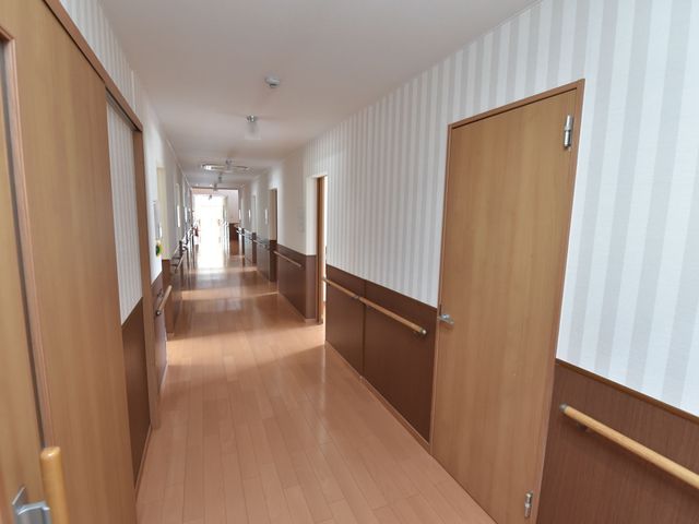 清潔感のある廊下 通路 広々とした通路は明るく清潔感があり、安全に配慮された手すりが設置されております。