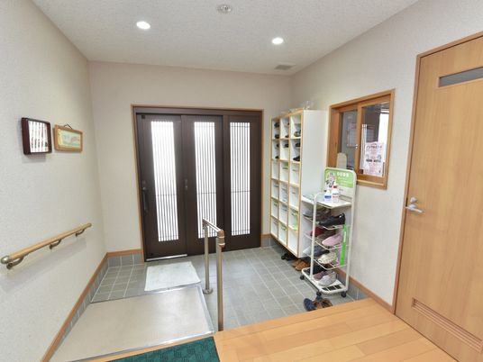 清潔感あるエントランス