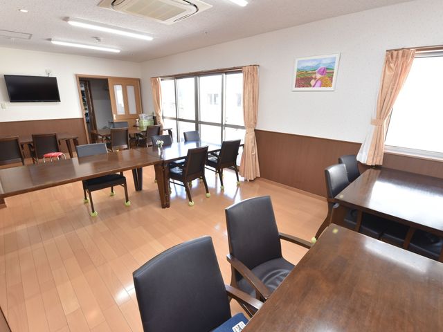 テーブル椅子が並ぶ部屋 食堂 ゆとりの空間が確保されたきれいな食堂です。共有スペースでコミュニケーションが図れる場となっています。