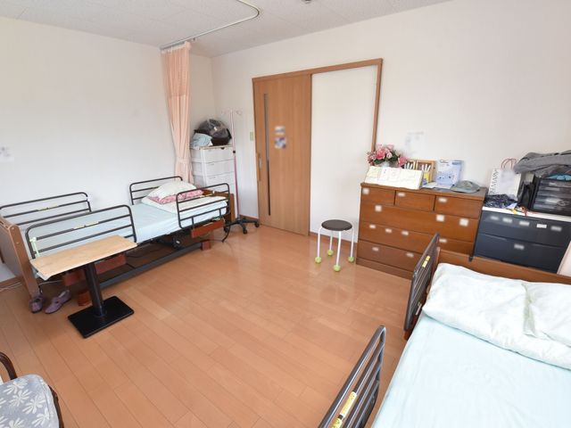 清潔な居室の一角 居室 引き戸と大きな窓のある居室です。ゆとりを持って過ごせる広さが魅力的で、個々のプライバシーも尊重されています。