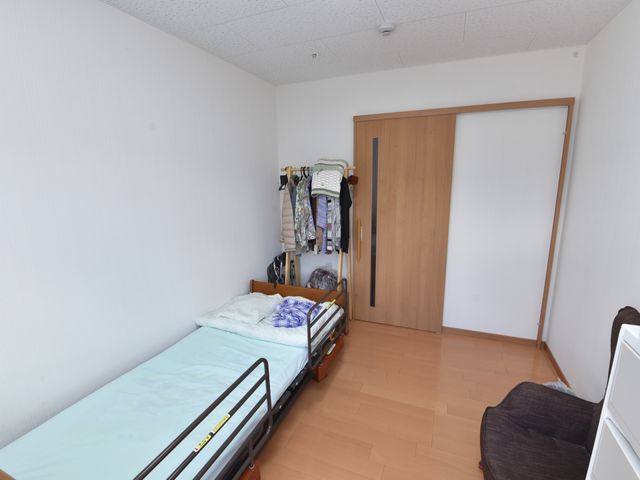 居室の広々空間 居室 シンプルで清潔感あふれる居室です。個人の嗜好に合わせて自由にアレンジ可能な空間となっております。