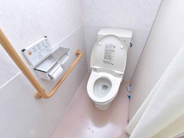 バリアフリー設計のトイレ トイレ 手すりのついた清潔感のあるトイレです。安全かつ快適にご利用いただける設計が施されております。