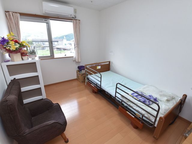 明るい個室の居室 居室 開放感のある窓と生活に必要な家具が整う、清潔で安心できる居室です。ご自身のペースで快適な毎日をお過ごしいただけます。