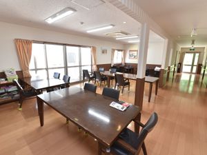 広々とした明るい食堂