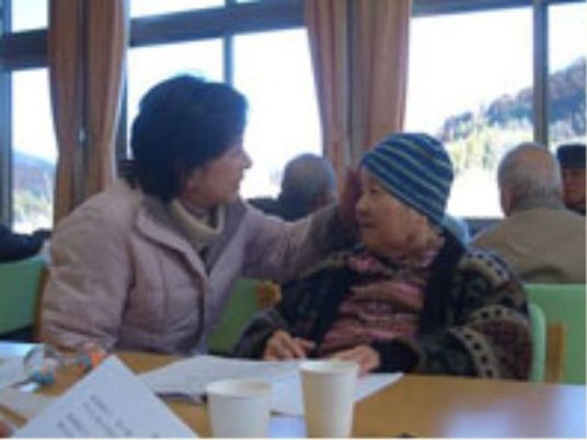 共有スペースでの心温まる会話