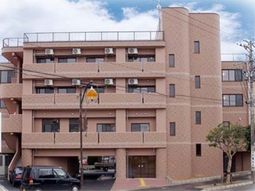 明るい外観の建物