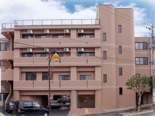 明るい外観の建物