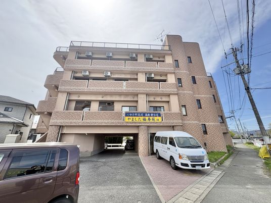 茶色い建物の外観  