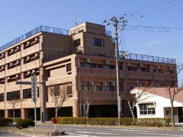 暖色の建物の外観 外観 ゆったりとした柔らかな色合いの建物です。安定した環境でお仕事をお探しの方に適しています。
