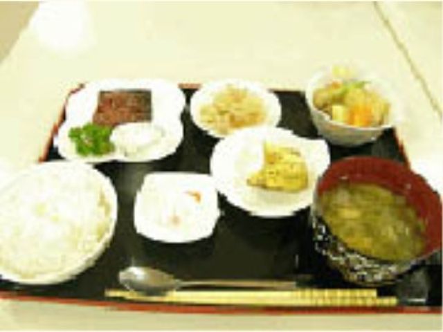 和風の食事セット 食事 栄養バランスを考えた和風の美味しい食事を用意しています。温かい雰囲気の中での食事が楽しめます。