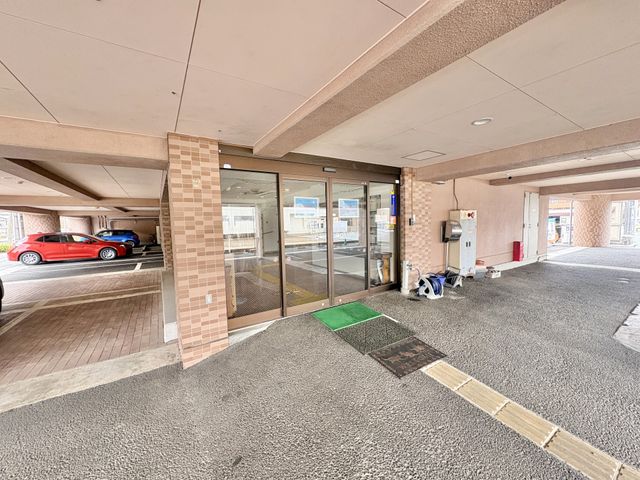 広いエントランスエリア エントランス 広々としたエントランスは、皆様の出入りが楽に行える設計になっています。