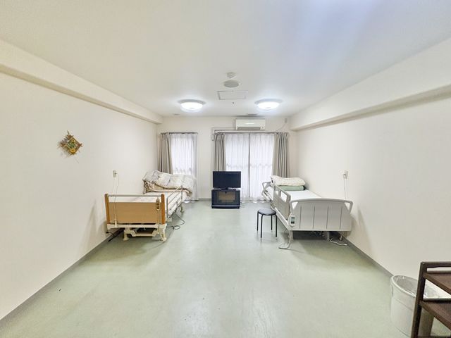 広々とした居室 居室 広々とした居室では、ベッドやテレビが配置され、快適に過ごせる空間が整っています。明るい自然採光で心地よい居室となっています。