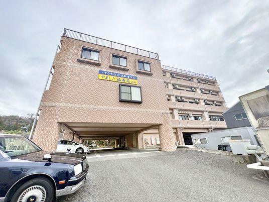車が並ぶ建物の外観