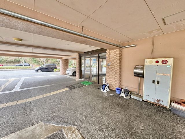 エントランスの様子 エントランス 広々としたエントランスは、車両の出入りもスムーズで、安心してご利用いただけます。