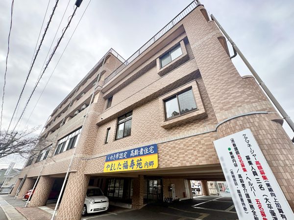 レンガ調の建物外観