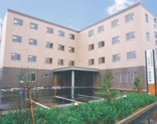 建物と緑のエントランス