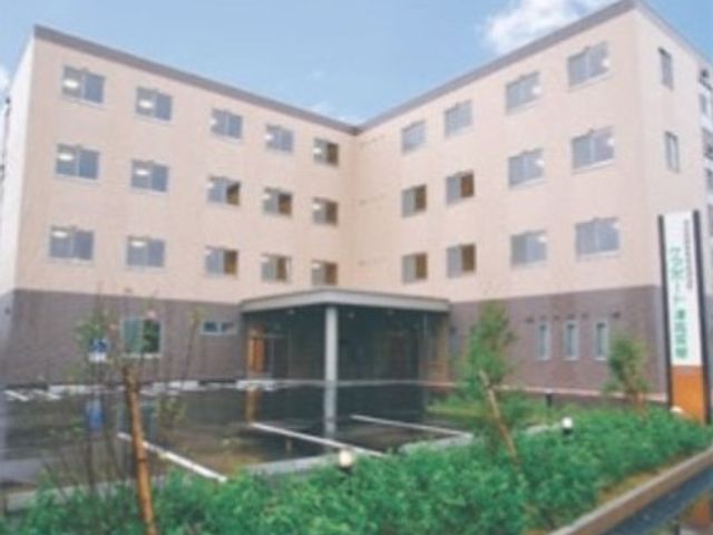 建物と緑のエントランス 外観 清潔感のある建物の正面入口です。緑豊かなエントランスが訪れる人を温かく迎えています。