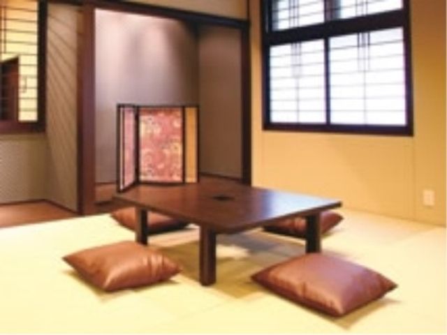 広々とした明るい和室 ラウンジ 落ち着いた雰囲気の和室です。床の間があり、ゆったりとした時間を過ごせる空間になっています。