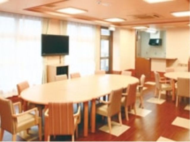 明るい食堂の内観 食堂 広々とした食堂では、居心地の良いスペースで食事ができ、心穏やかな時間を過ごせます。優しい日差しを感じながら、ご利用者様とのコミュニケーションが図れます。