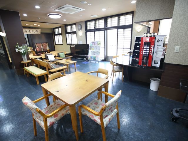 快適な休憩スペース 共有スペース ゆったりとくつろげる落ち着いた色合いのラウンジです。暖かみのある照明と荷物が置けるスペースも完備しており、心地よいひと時を過ごすことができます。