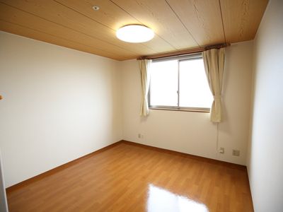 明るい個室の居室