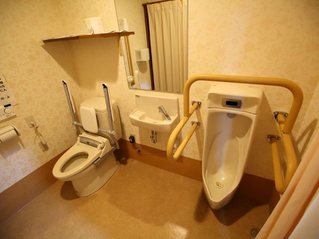 バリアフリー対応のトイレ トイレ 手すりが付いた安心設計のトイレです。各所に配慮が行き届いた環境で、安全に日常生活を送ることができます。