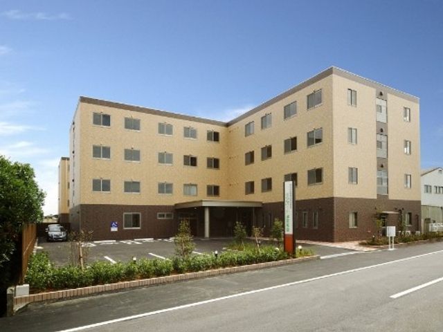 建物外観 外観   落ち着いた色合いの建物で、窓が多く並ぶ外観です。前面には植栽があり、出入りしやすそうな雰囲気です。
