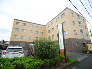 明るい外観の建物