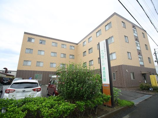 明るい外観の建物