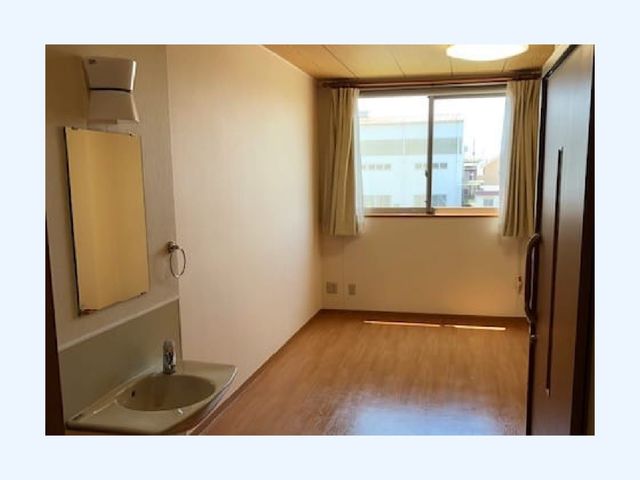 明るい居室の洗面台  