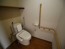 トイレに手すり完備