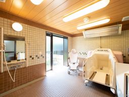 明るい床の浴室