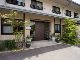 清潔感のある建物のエントランス