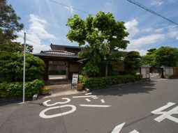静かな外観の施設入口