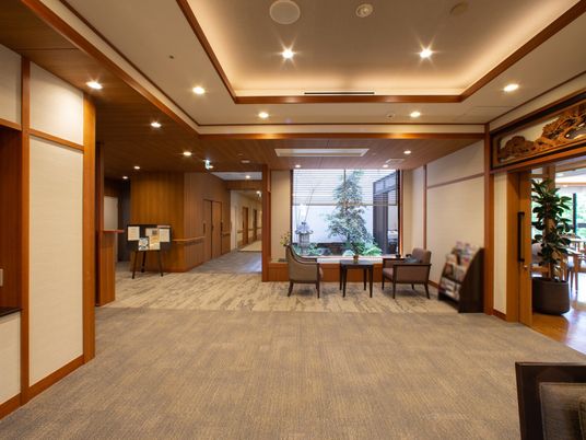 中庭が見える廊下