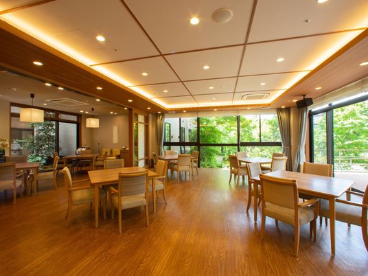 広々とした明るい食堂