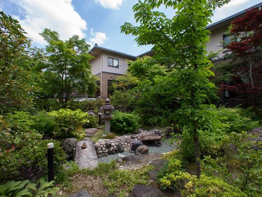 緑溢れる和庭園