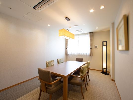 暖色灯の落ち着く居室