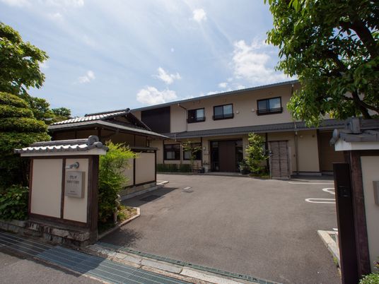 和風建築のエントランス