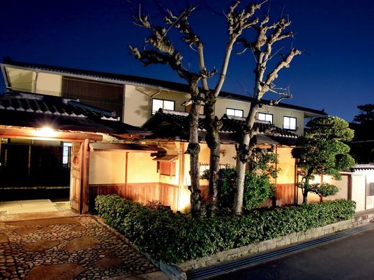 夕暮れ時の和風建築